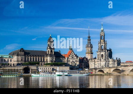 Die Kirche katholische Hofkirche und das Schloss Dresden, auf der Elbe gesehen, einige steamboot Stockfoto