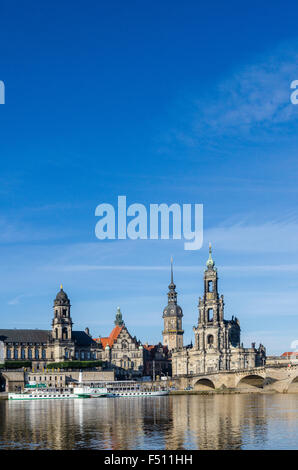 Die Kirche katholische Hofkirche und das Schloss Dresden, auf der Elbe gesehen, einige steamboot Stockfoto