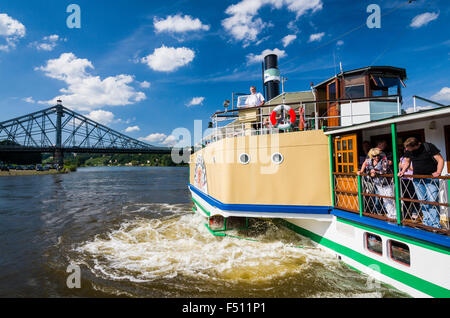 Alte steamboot auf die Elbe und das Blaue Wunder Brücke in der Ferne Stockfoto