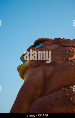 Die große Kröten am Flussufer. Statue Stockfoto