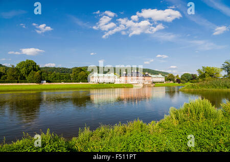 Das Schloss Pillnitz liegt 12 km außerhalb der Stadt an der Elbe Stockfoto