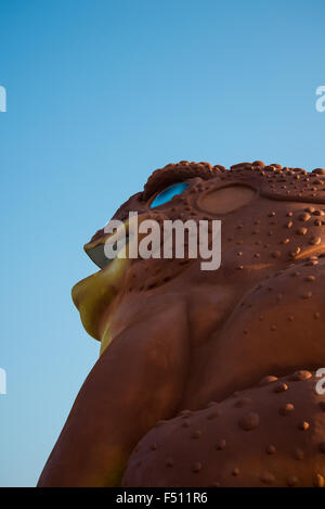 Die große Kröten am Flussufer. Statue Stockfoto