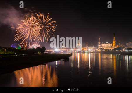 Feuerwerk Ausleuchten der alte Teil der Stadt, von der Brücke marien Brücke aus gesehen Stockfoto