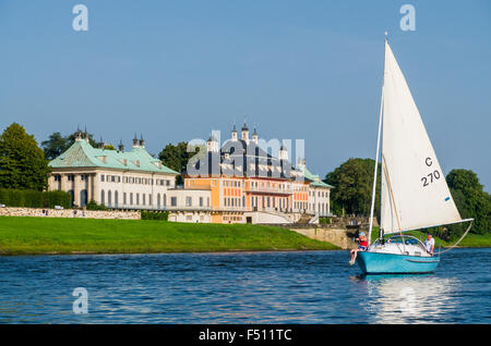 Ein Segelboot ist vorbei an Schloss Pillnitz an der Elbe Stockfoto