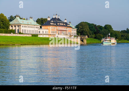 Das Schloss Pillnitz liegt 12 km außerhalb der Stadt an der Elbe Stockfoto