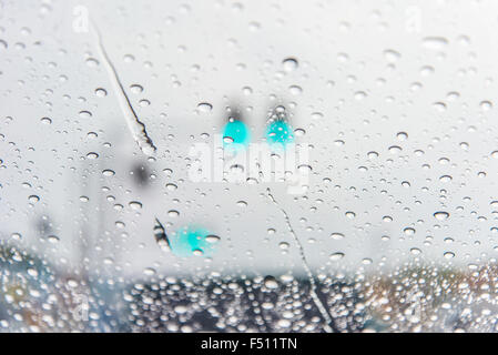 Zoom-Schuss aus Wassertröpfchen Fokus auf Glas. Stockfoto