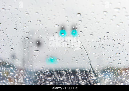 Zoom-Schuss aus Wassertröpfchen Fokus auf Glas. Stockfoto