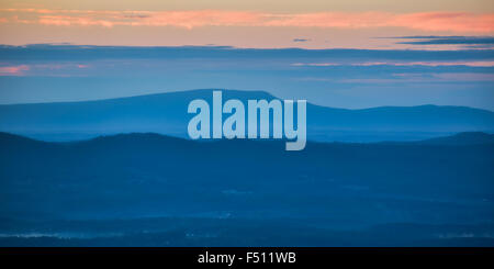 Sonnenaufgang von der Blue Ridge Parkway, der Blick auf die Blue Ridge Mountains Stockfoto