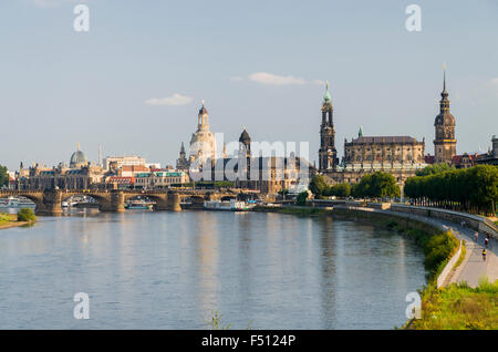 Der alte Teil der Stadt an der Elbe, von der Marien Brücke aus gesehen liegt Stockfoto