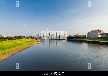 Der alte Teil der Stadt an der Elbe, von der Marien Brücke aus gesehen liegt Stockfoto