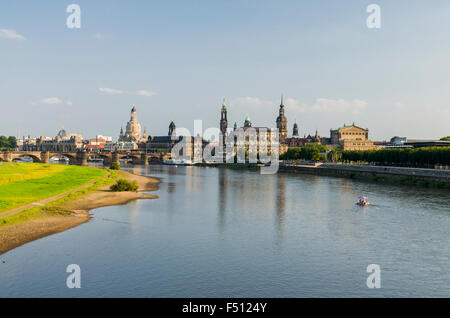 Der alte Teil der Stadt an der Elbe, von der Marien Brücke aus gesehen liegt Stockfoto