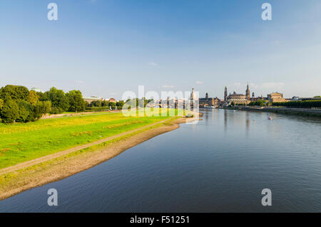 Der alte Teil der Stadt an der Elbe, von der Marien Brücke aus gesehen liegt Stockfoto