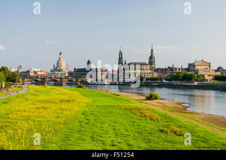 Der alte Teil der Stadt an der Elbe, von der Marien Brücke aus gesehen liegt Stockfoto