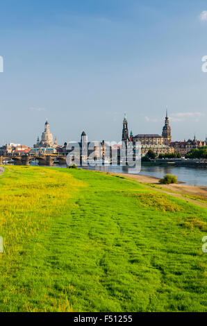 Der alte Teil der Stadt an der Elbe, von der Marien Brücke aus gesehen liegt Stockfoto