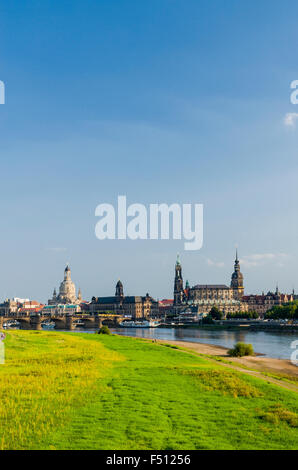 Der alte Teil der Stadt an der Elbe, von der Marien Brücke aus gesehen liegt Stockfoto