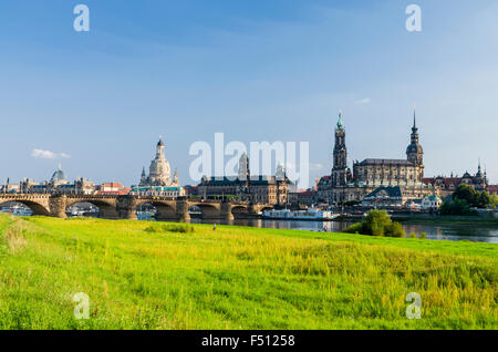 Der alte Teil der Stadt an der Elbe, von unten Marien Brücke aus gesehen liegt Stockfoto