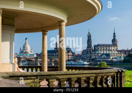 Der alte Teil der Stadt befindet sich entlang der Elbe, von jenseits des Flusses gesehen Stockfoto