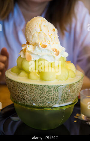 Eis in einem Halbjahr Melonenkugeln. Bing-Su Stockfoto