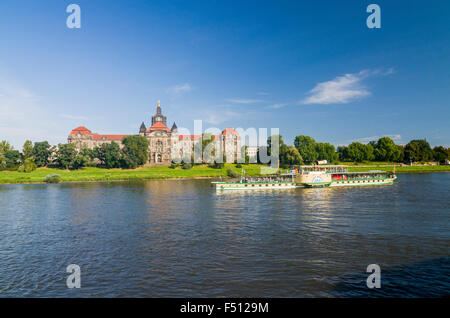 Ein dampfschiff ist das Bestehen der Sächsischen Staatskanzlei an der Elbe Stockfoto