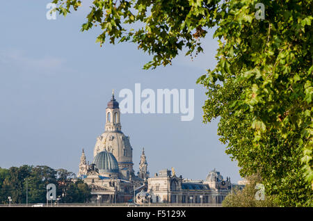 Die Brühlsche Terrasse und Frauenkirche, über den Fluss Elbe aus gesehen Stockfoto