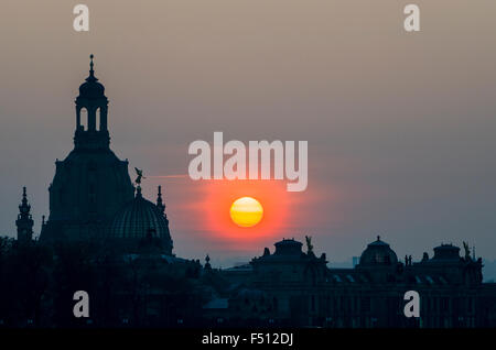 Sonnenuntergang über Brühlsche Terrasse und Frauenkirche, über den Fluss Elbe von Albert Bridge gesehen Stockfoto