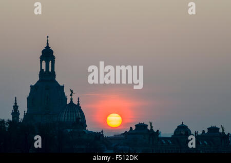 Sonnenuntergang über Brühlsche Terrasse und Frauenkirche, über den Fluss Elbe von Albert Bridge gesehen Stockfoto