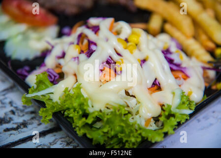 Schweinesteak mit Toast auf einem Holztisch. Stockfoto