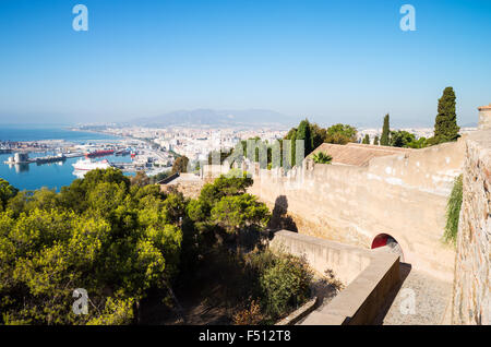Spanien, Malaga, Blick über den Hafen von der Burg Gibralfaro Stockfoto