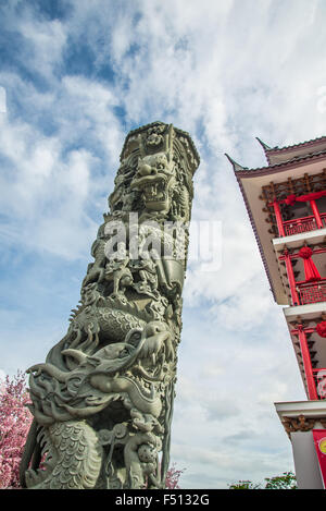 Eine Säule Schnitzereien Drachen in China Tempel in Thailand. Stockfoto