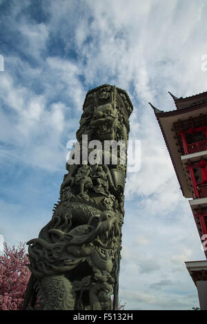 Eine Säule Schnitzereien Drachen in China Tempel in Thailand. Stockfoto