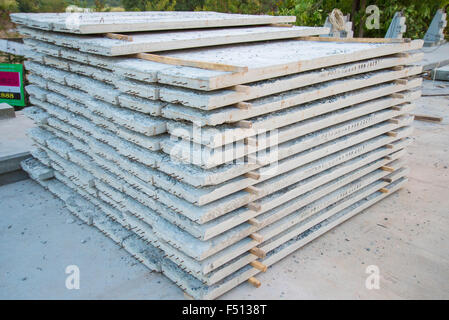 Platten aus Beton in den Bau von Brücken Stockfoto