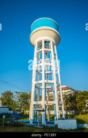 Tank Wasser Behandlung Pflanze Wasser und blauer Himmelshintergrund. Stockfoto