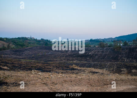 Der Berg war Feuer und Flamme für Landwirtschaft. Brennenden Berg Landnutzung. Stockfoto