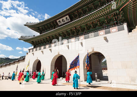 Seoul, Südkorea - September 7: Soldaten in traditionellen Uniformen fahren Sie mit der Änderung des Schutzes vor Gyeongbokgung Stockfoto