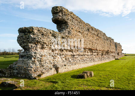 England, Richborough. Römische Kastell, Rutupiae, Saxon Shore fort. 3. Jahrhundert Westwand details roten Fliesen, überlebende Furnier- und Mauerwerk. Stockfoto