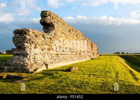 England, Richborough römischen Saxon Shore Castle, fort. Ruinen des 4. Jahrhunderts Wand durch die West Gate und defensive Graben. Beginn der Watling Street. Stockfoto