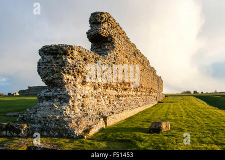 England, Richborough. Römische Kastell, Rutupiae, Saxon Shore fort. 3. Jahrhundert Westwand details roten Fliesen, überlebende Furnier- und Mauerwerk. Stockfoto