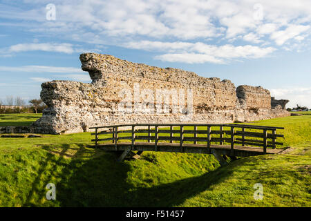 England, Richborough römischen Saxon Shore Castle, fort. Ruinen des 4. Jahrhunderts Wand durch die West Gate und defensive Graben. Beginn der Watling Street. Stockfoto