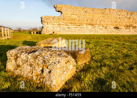 England, Richborough römischen Saxon Shore Castle, fort. Ruinen des 4. Jahrhunderts Wand durch die West Gate und defensive Graben. Beginn der Watling Street. Stockfoto