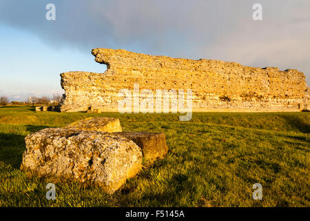 England, Richborough römischen Saxon Shore Castle, fort. Ruinen des 4. Jahrhunderts Wand durch die West Gate und defensive Graben. Beginn der Watling Street. Stockfoto