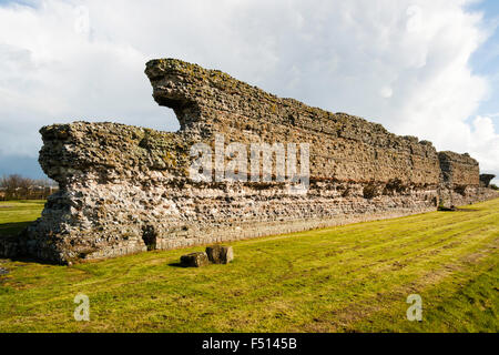 England, Richborough römischen Saxon Shore Castle, fort. Ruinen des 4. Jahrhunderts Wand durch die West Gate und defensive Graben. Beginn der Watling Street. Stockfoto