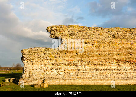 England, Richborough römischen Saxon Shore Castle, fort. Ruinen des 4. Jahrhunderts Wand durch die West Gate und defensive Graben. Beginn der Watling Street. Stockfoto