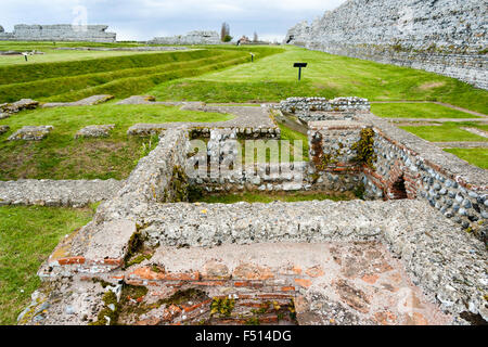 England, Richborough. Rutupiae, römische Saxon Shore fort. Die Grundlagen der Herrenhaus mit defensiven Gräben und dem 3 Jahrhundert Außenwände. Stockfoto