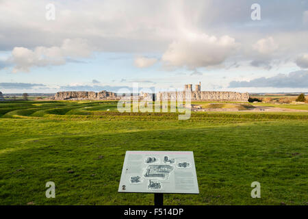 England, Richborough. Rutupiae, römische Saxon Shore fort. Triple defense Gräben, der monumentale Bogen, im Hintergrund, äußere 3 Wände. Stockfoto