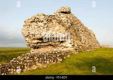England, Kent. Römische richborough Castle, Portus Rutupiae. 3. Jahrhundert Wände und Standort des Gateways mit Erdarbeiten der späteren Römischen Saxon Shore Fort. Stockfoto