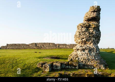 England, Richborough römischen Saxon Shore Castle, fort. Ruinen des 4. Jahrhunderts Wand durch die West Gate und defensive Graben. Beginn der Watling Street. Stockfoto