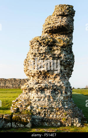 England, Richborough römischen Saxon Shore Castle, fort. Ruinen des 4. Jahrhunderts Wand durch die West Gate und defensive Graben. Beginn der Watling Street. Stockfoto