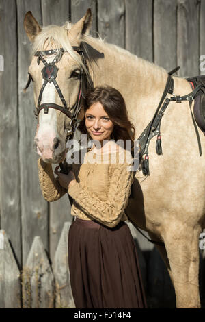 Junges attraktives Mädchen ist mit seinem Pferd Fuß. Stockfoto