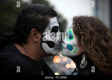 Mexico City, Mexiko. 25. Oktober 2015. An der Parade "Catrinas" 2015 in Mexiko-Stadt, Hauptstadt von Mexiko, teilnehmen am 25. Oktober 2015 Bewohner. Laut lokalen Presseberichten wurde "Catrinas" Parade am Sonntag als eine Aktivität vor der Erinnerung an den Tag der Toten durchgeführt. Der Charakter des "La Catrina" ist eine Schöpfung des mexikanischen Karikaturisten José Guadalupe Posada und Tod mit der Form eines Skeletts von einer Frau, die sich elegant kleidet. Bildnachweis: Alejandro Ayala/Xinhua/Alamy Live-Nachrichten Stockfoto