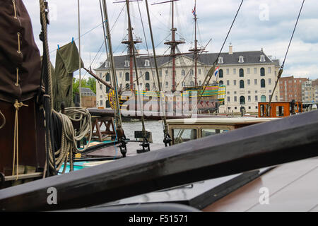 Schiffe - Exponate der niederländischen Schifffahrtsmuseum in Amsterdam Stockfoto